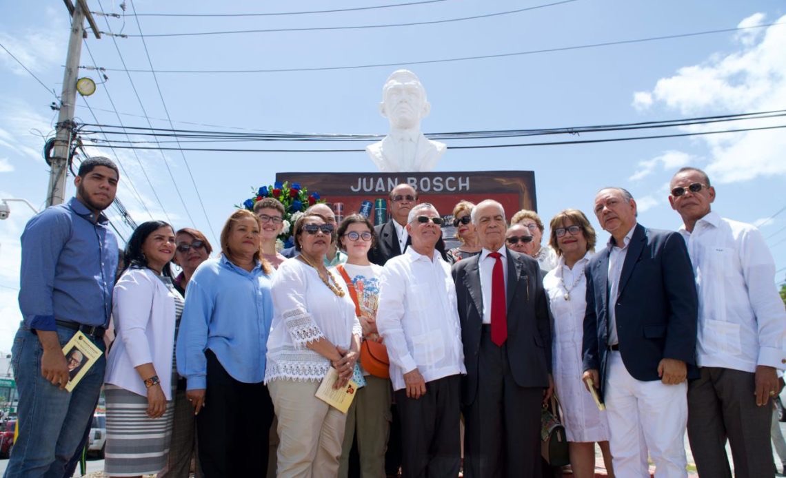 Alcalde Manuel Jiménez develiza busto y plazoleta dedicados al profesor Juan Bosch en SDE