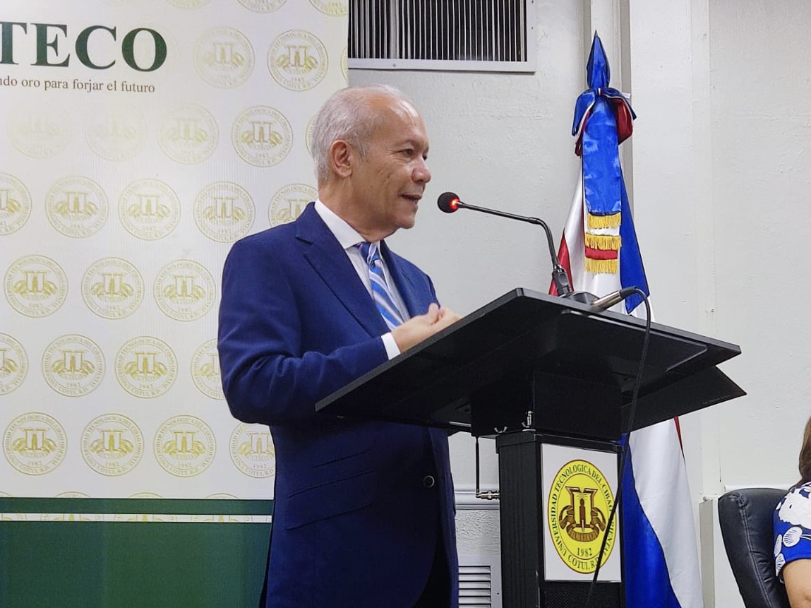 Periodista Rafael Núñez aborda crisis simultáneas durante lanzamiento de su libro en Sánchez Ramírez