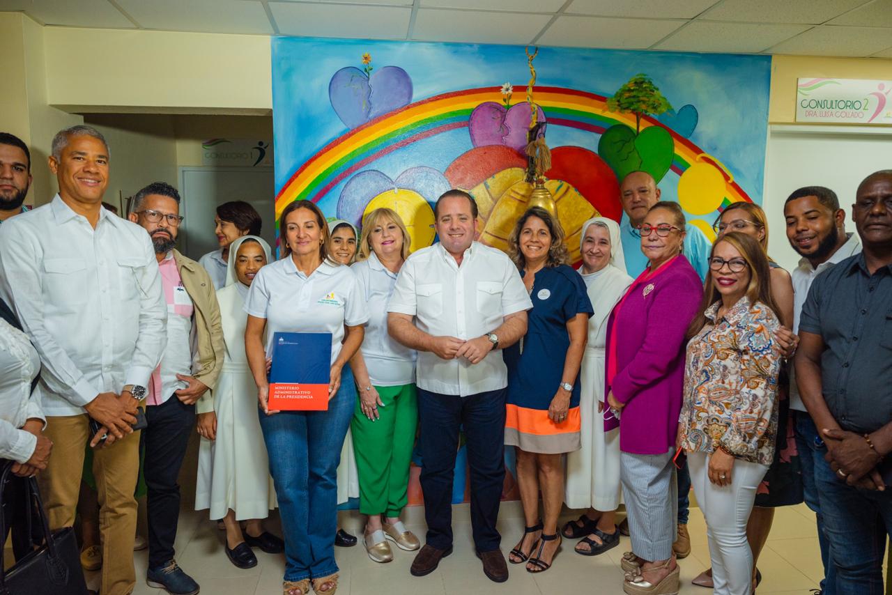 Ministro Paliza entrega aporte al Voluntariado Jesús con los Niños del Hospital Infantil Doctor Arturo Grullón