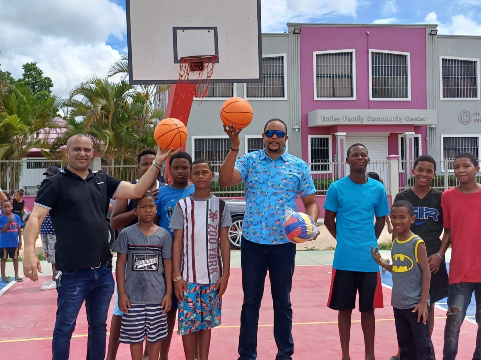 Fundación Omar García continúa fomentando el ejercicio y la buena convivencia, entrega útiles deportivos a varios clubes