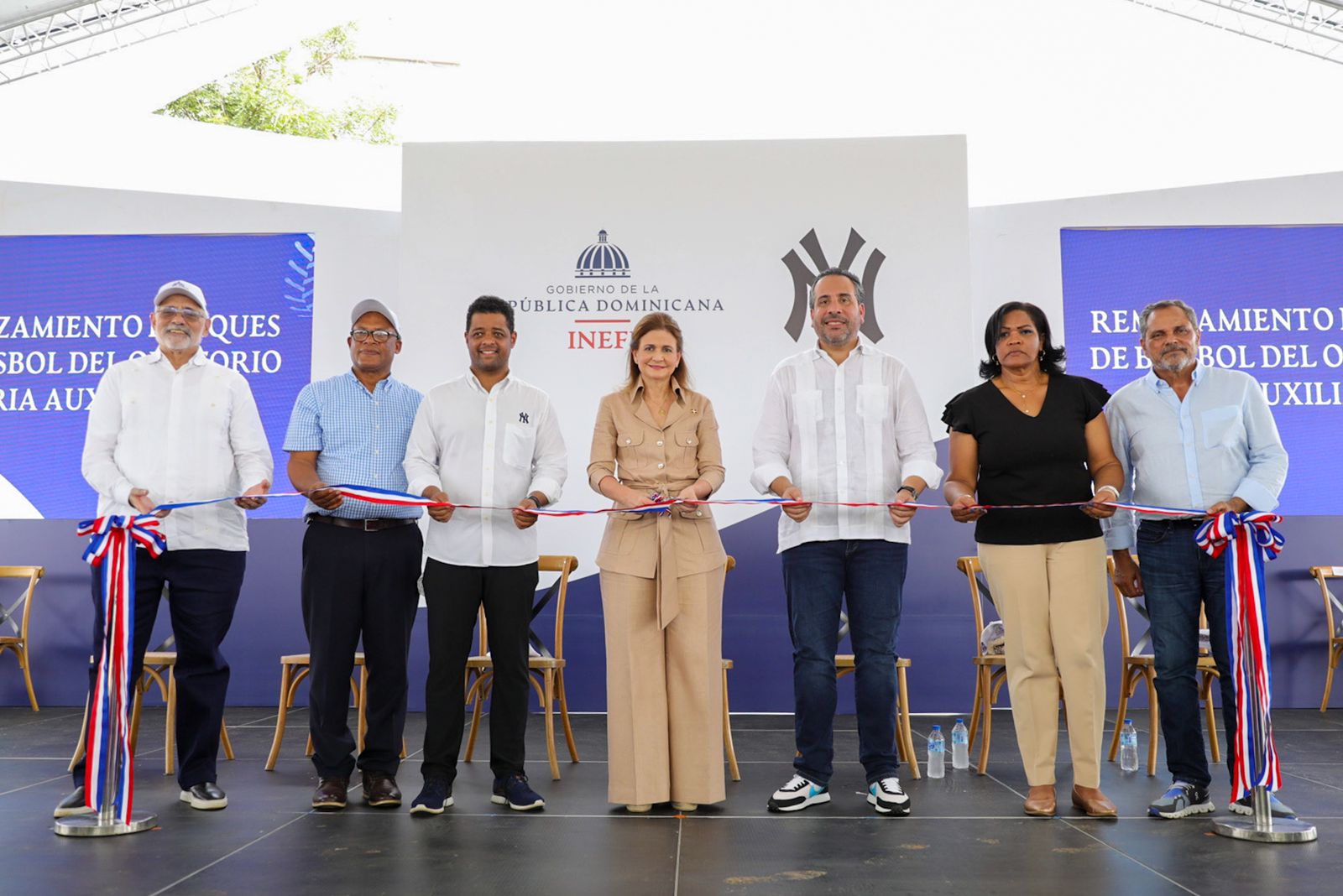 Gobierno entrega nuevo liceo en El Pueblecito de Cambita y remozado el estadio de béisbol en la capital