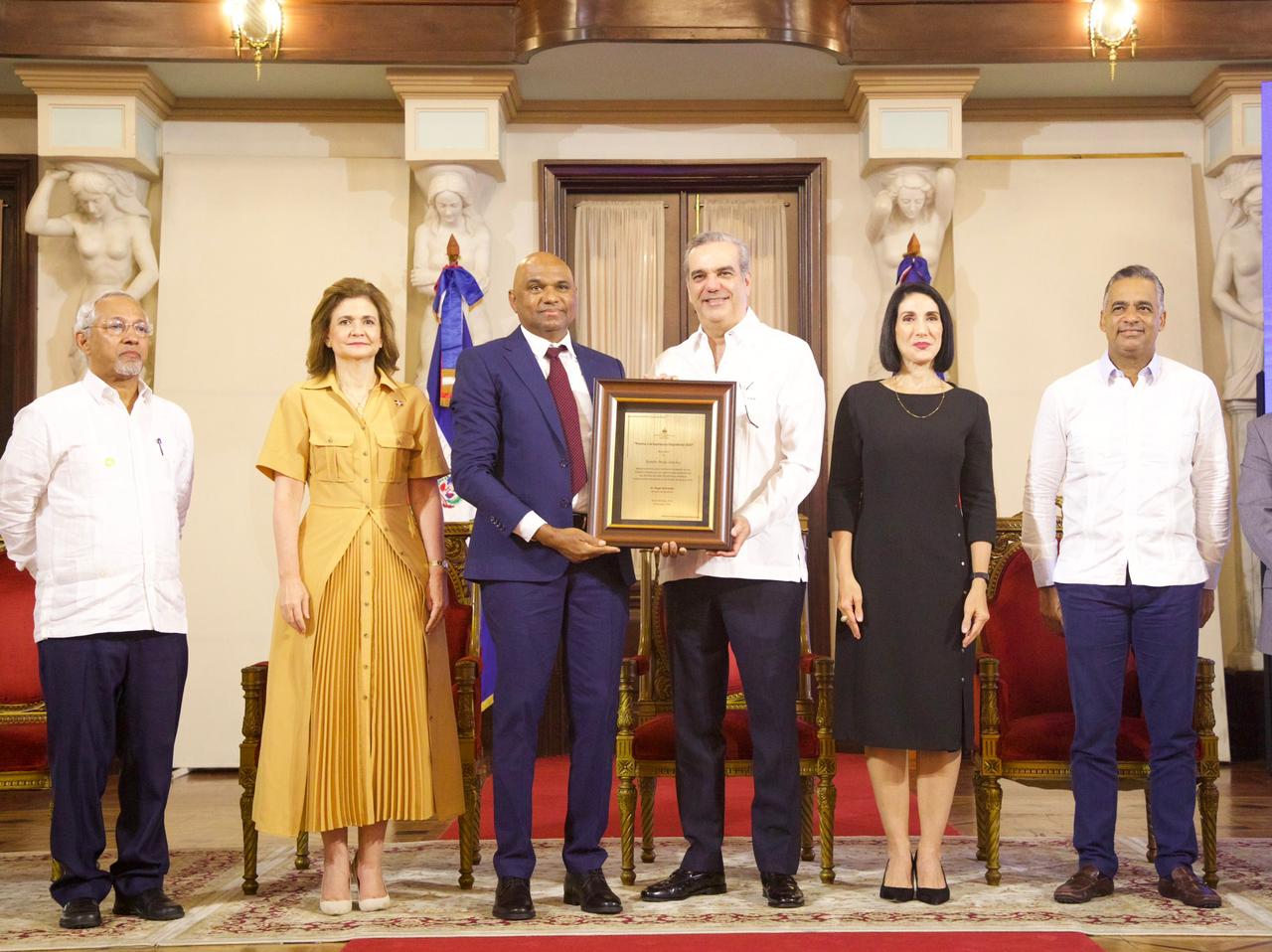 Presidente Abinader entrega Premio Excelencia Magisterial 2023 a cinco docentes por su destacado servicio en las aulas, su compromiso y contribución con el desarrollo de los estudiantes