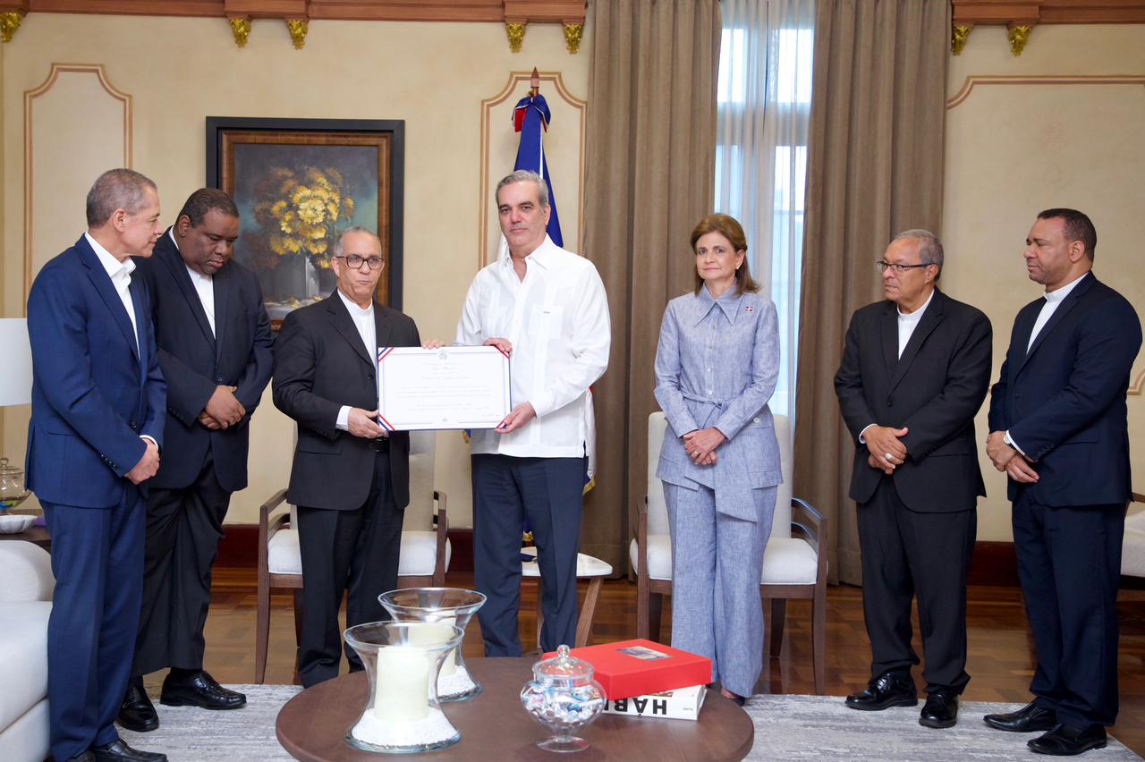 Presidente Abinader entrega reconocimiento a la Conferencia del Episcopado Dominicano