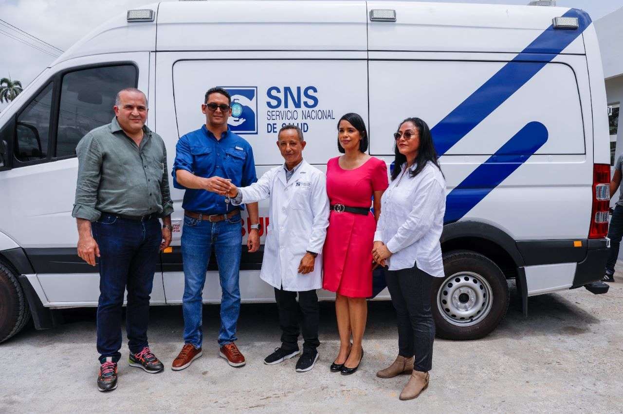 9-1-1 entrega ambulancia de última generación a Hospital de San José de Matanzas en María Trinidad Sánchez