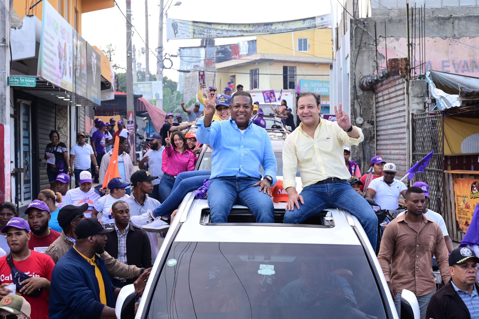 Abel Martínez encabeza marcha de miles de personas en Los Alcarrizos