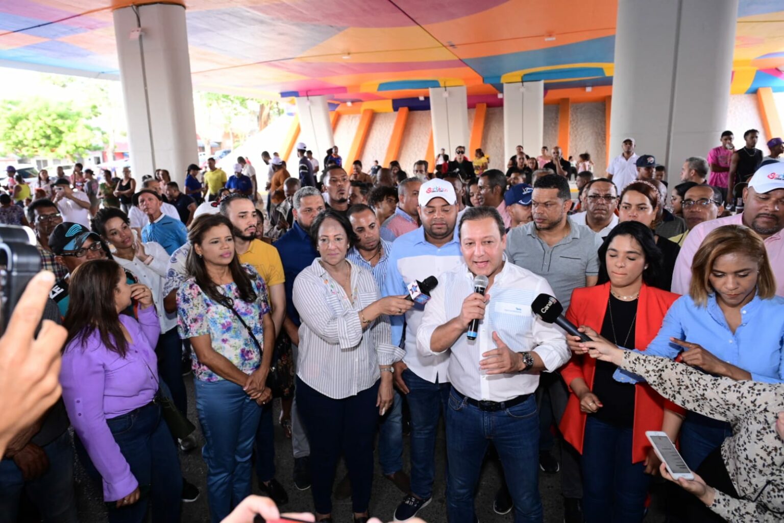Abel Martínez inaugura espectacular bulevar-entrada a Pueblo Nuevo y un bello parque infantil