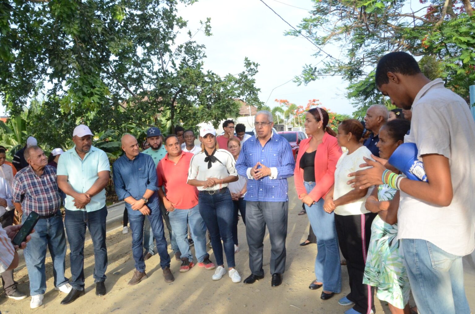 Ayuntamiento de Santiago entrega dos proyectos aceras y contenes construidos en La Herradura