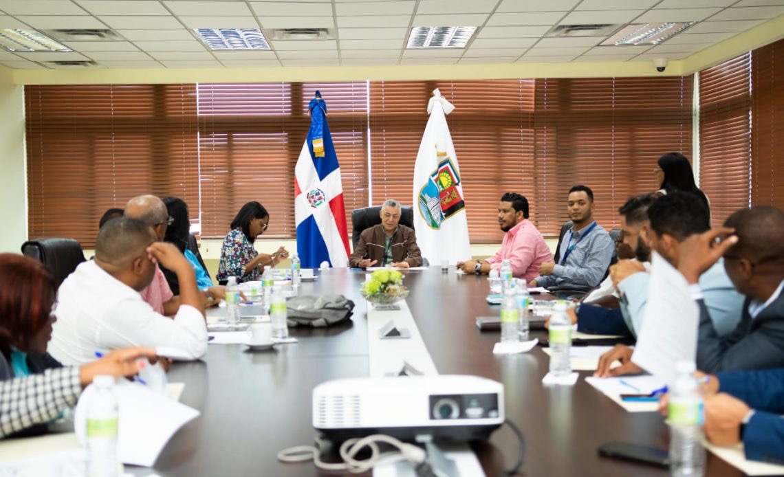 Alcalde Manuel Jiménez acuerda con partidos evitar colocar propaganda en espacios públicos de SDE