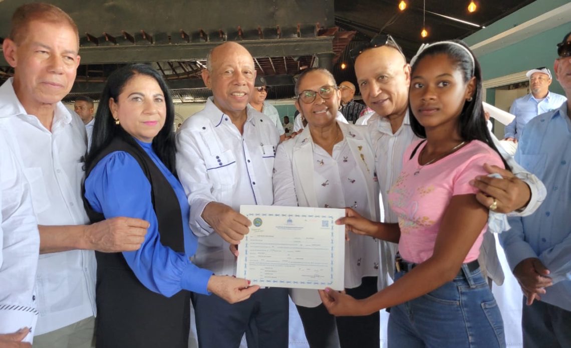 Director IAD encabeza entrega de 331 títulos provisionales en Villa Riva