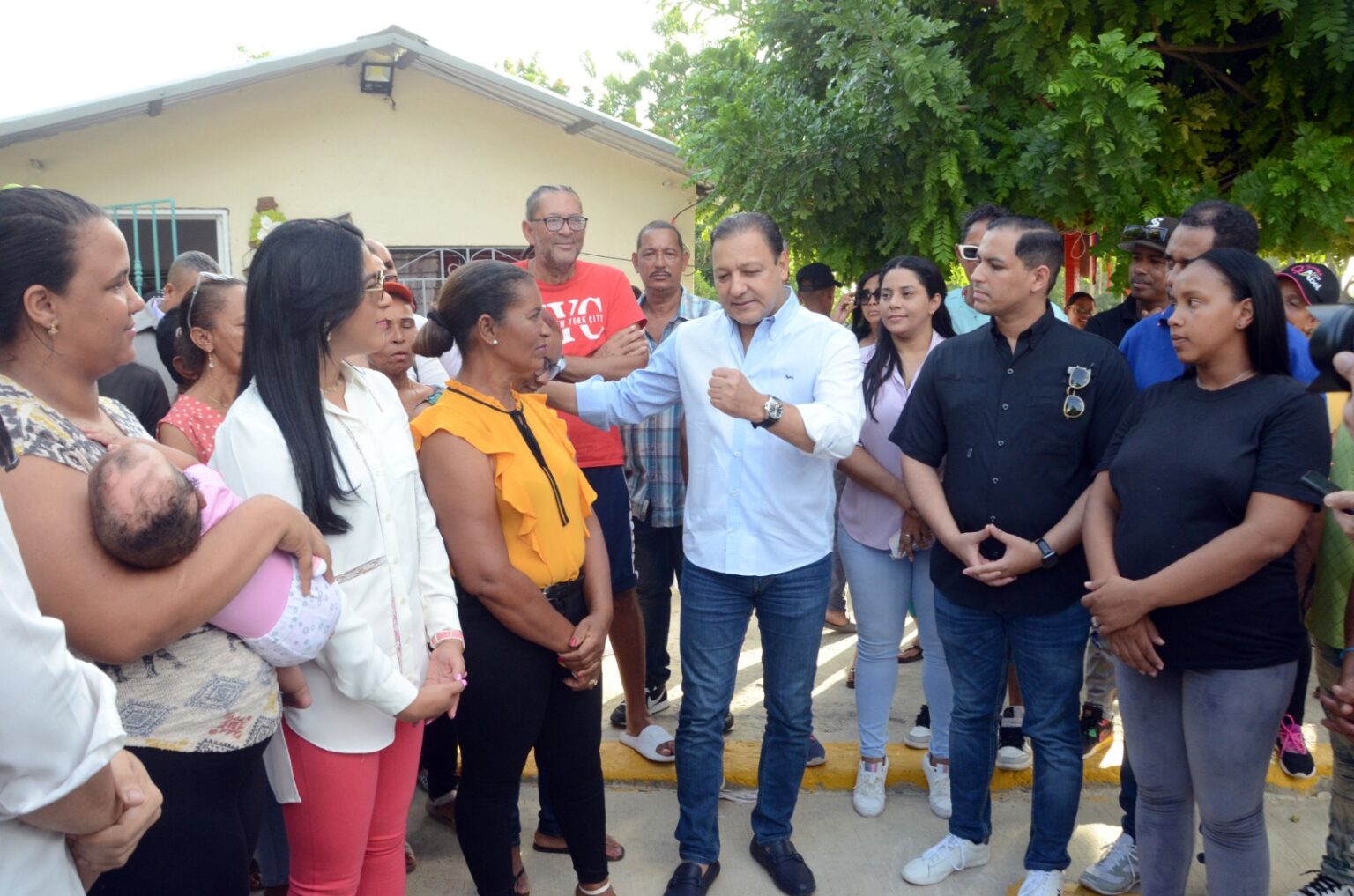 Abel Martínez entregó calle en hormigón construida en la comunidad de Arroyo Hondo Abajo