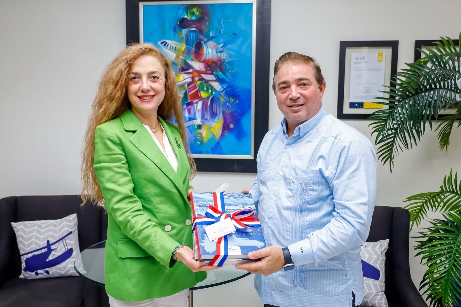Embajadora de Turquía visita al director del IDAC y muestra interés en potenciar intercambio en aviación civil