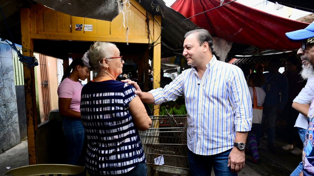 Abel conversa con ciudadanos en mercado Simón Bolívar; expresan indignación con mentiras del Gobierno