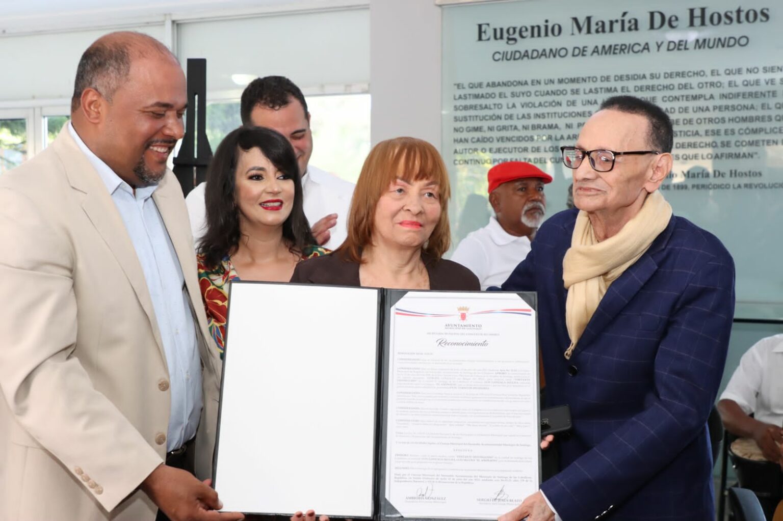 Ayuntamiento de Santiago reconoce a Luis Segura como “Visitante Distinguido”