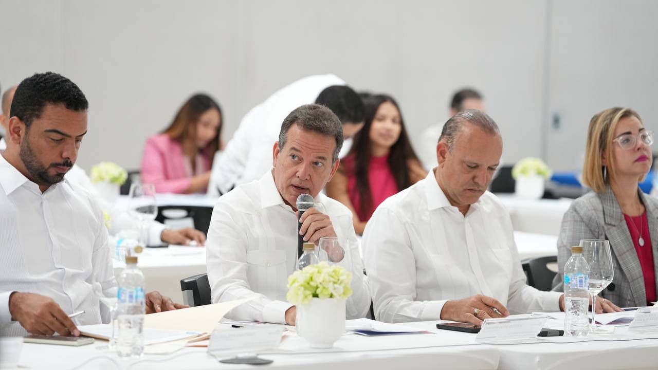 Ministro Bisonó encabeza primer consejo de Proindustria que se efectúa en Santiago