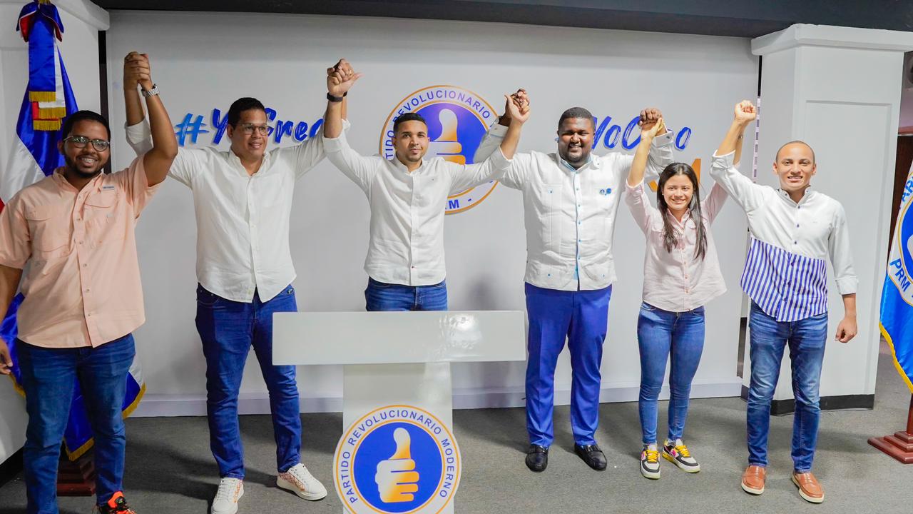 Excandidato a diputado Luis Carlos Vargas abandona el PRD y se juramenta en el PRM