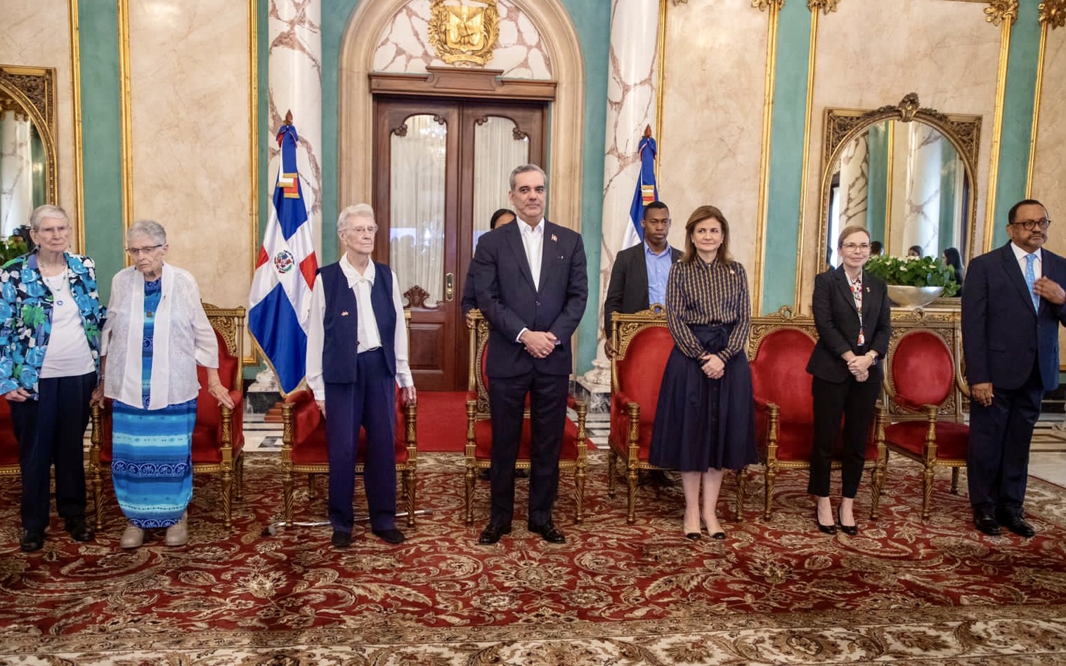 Presidente Abinader condecora a misioneras Lenore Gibb, María Tiner y Joan Eileen Tinkess con la Orden Heráldica de Cristóbal Colón y la Orden del Mérito de Duarte, Sánchez y Mella