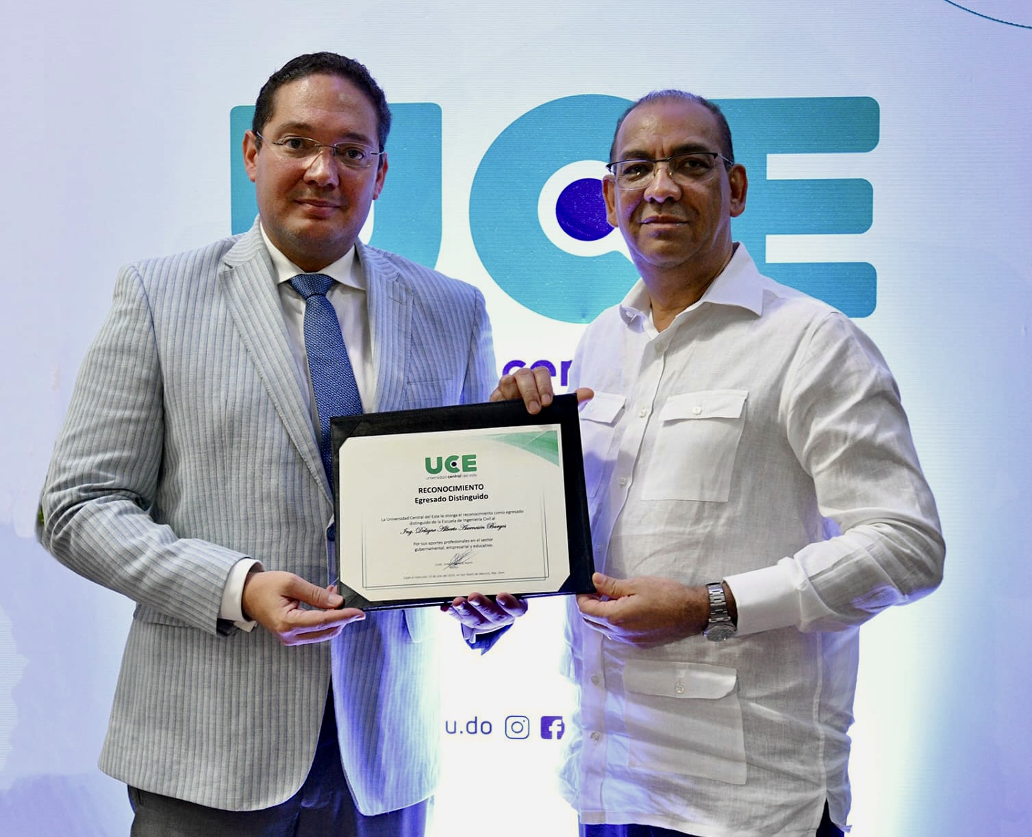Deligne Ascención es reconocido como EGRESADO DISTINGUIDO por la Universidad Central del Este