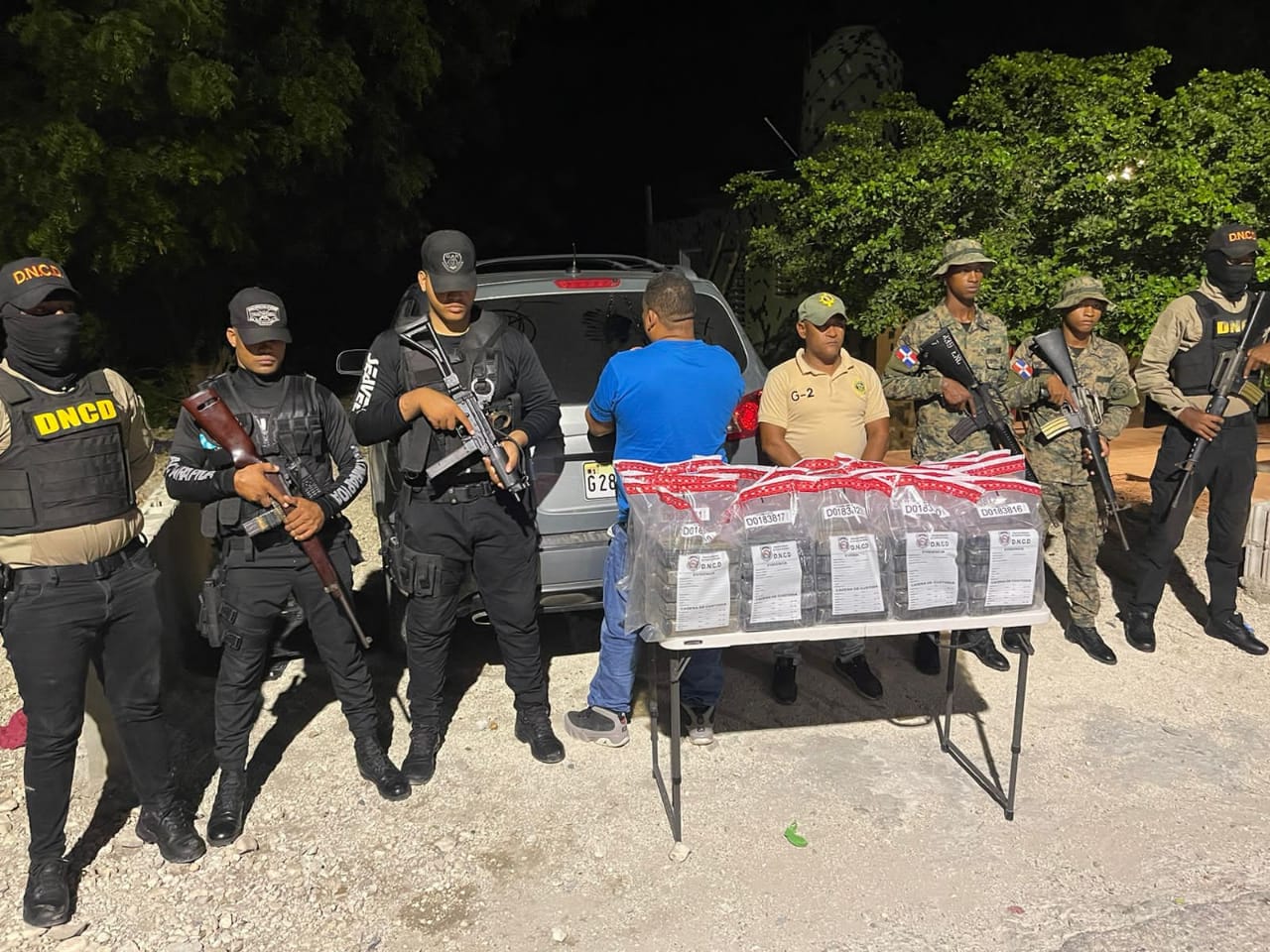 OPERACIÓN CONJUNTA: OCUPAN 100 PAQUETES PRESUMIBLEMENTE COCAÍNA EN BARAHONA