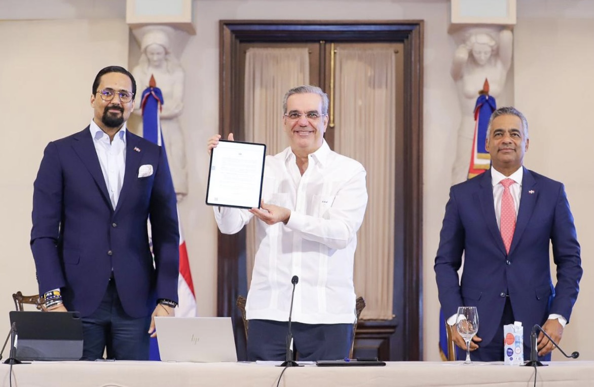 Presidente Abinader firma primer decreto de manera digital