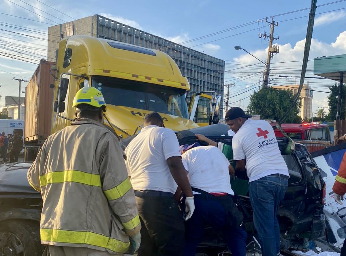 9-1-1 coordinó asistencia de 16 unidades de rescate en accidente de tránsito en Avenida Máximo Gómez