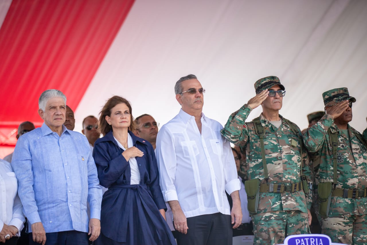 Presidente encabeza Desfile Militar-Policial con motivo 160 aniversario de la Restauración.