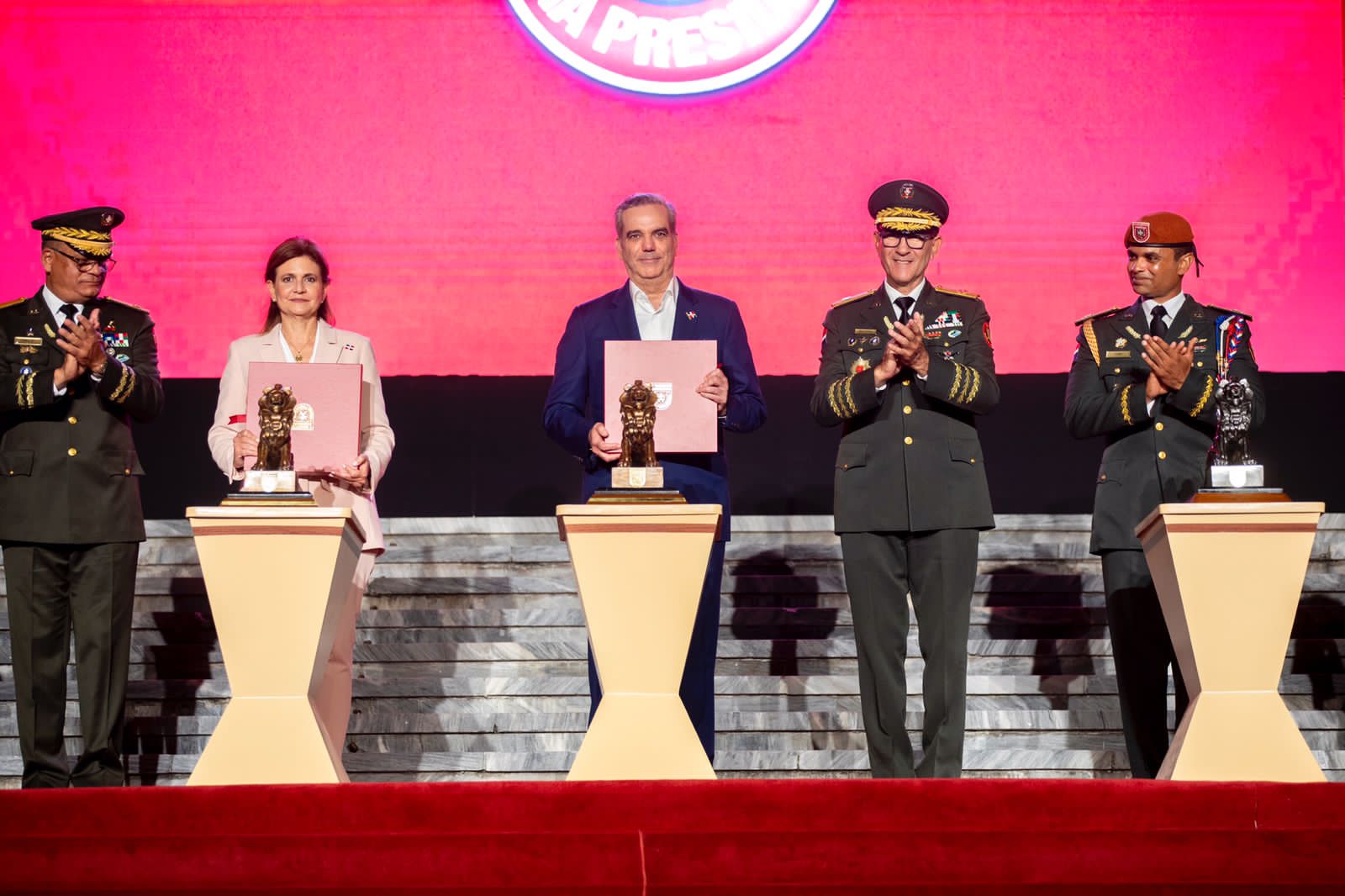 Presidente Abinader y vicepresidenta encabezan acto 76 aniversario del 1.er Regimiento Dominicano Guardia Presidencial