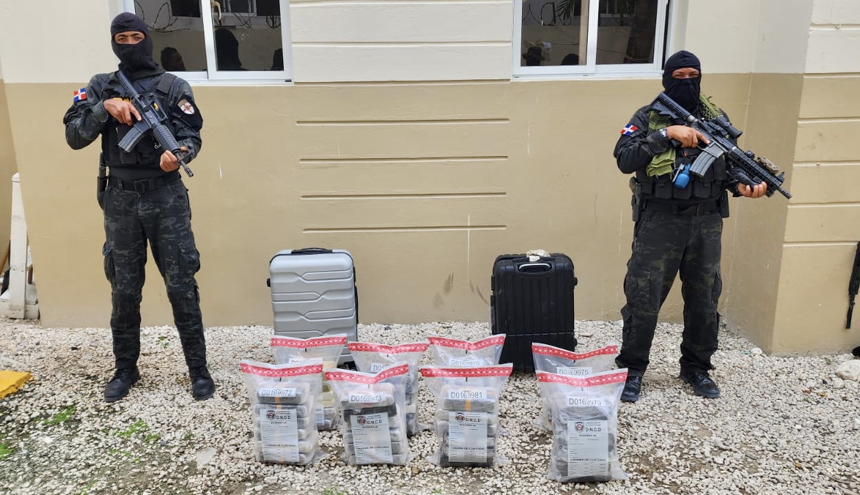 DESMANTELAN RED: OCUPAN 190 PAQUETES PRESUMIBLEMENTE COCAÍNA EN DOS OPERATIVOS