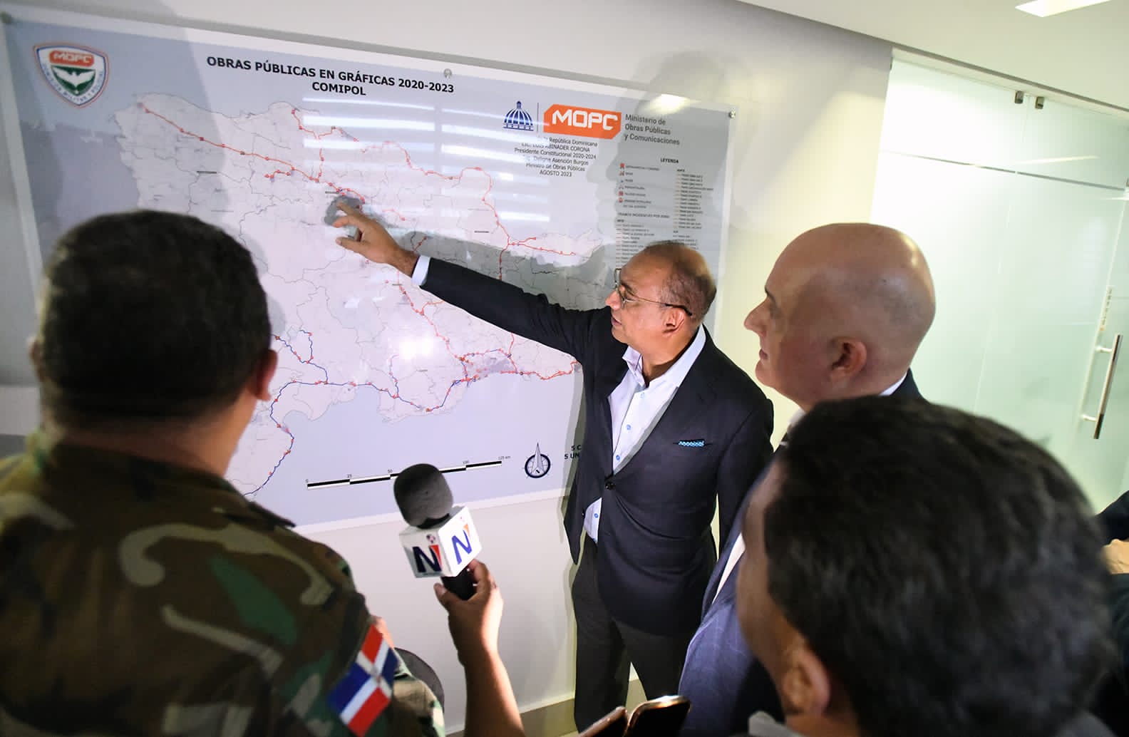 Deligne Ascención y Pavel Isa Contreras encabezan inauguración galería de proyectos realizados por MOPC