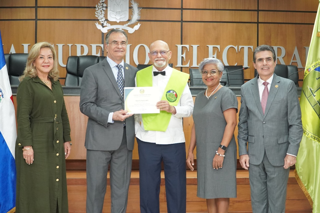 Tribunal Superior Electoral gradúa delegados de partidos, agrupaciones y movimientos políticos de Diplomado en Justicia Electoral