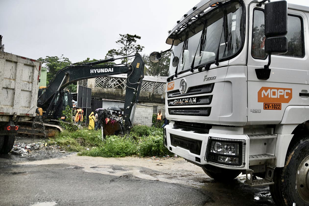 Obras Públicas asiste al ayuntamiento de Los Alcarrizos en limpieza de cañadas