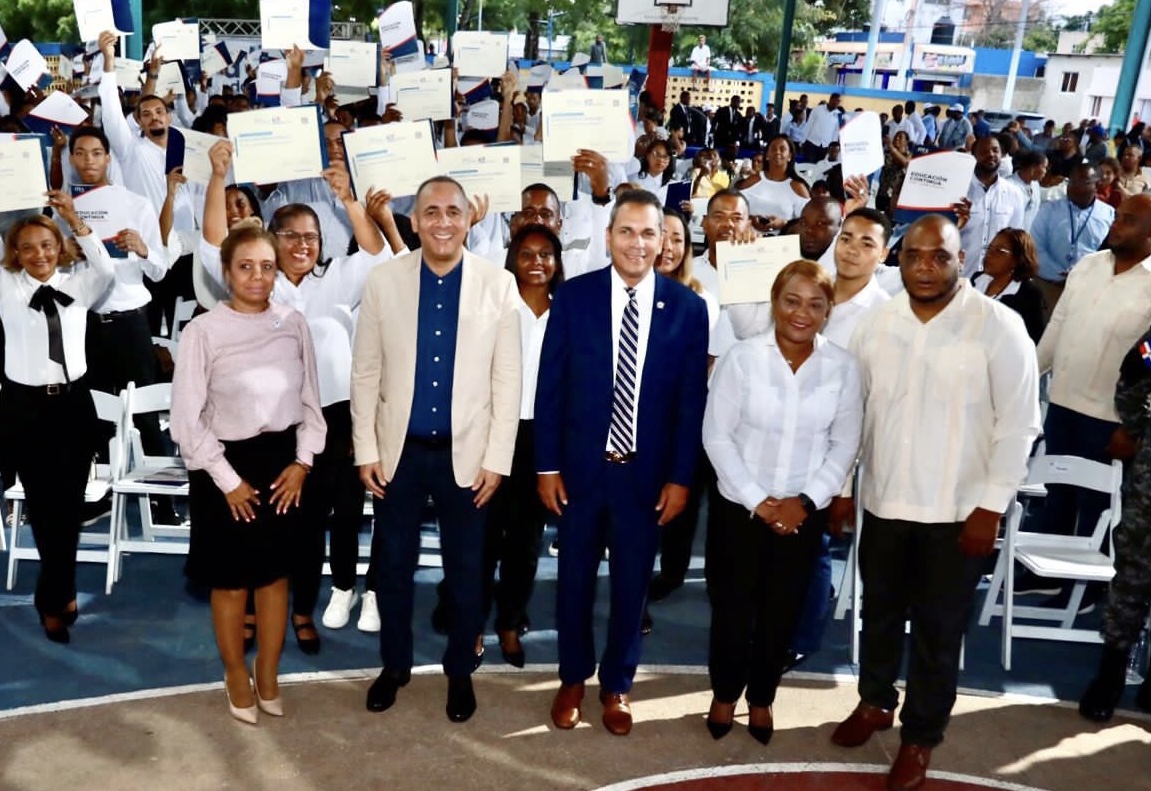 El Indotel y el ITLA gradúan a 347 nuevos jóvenes en áreas tecnológicas en San Pedro de Macorís