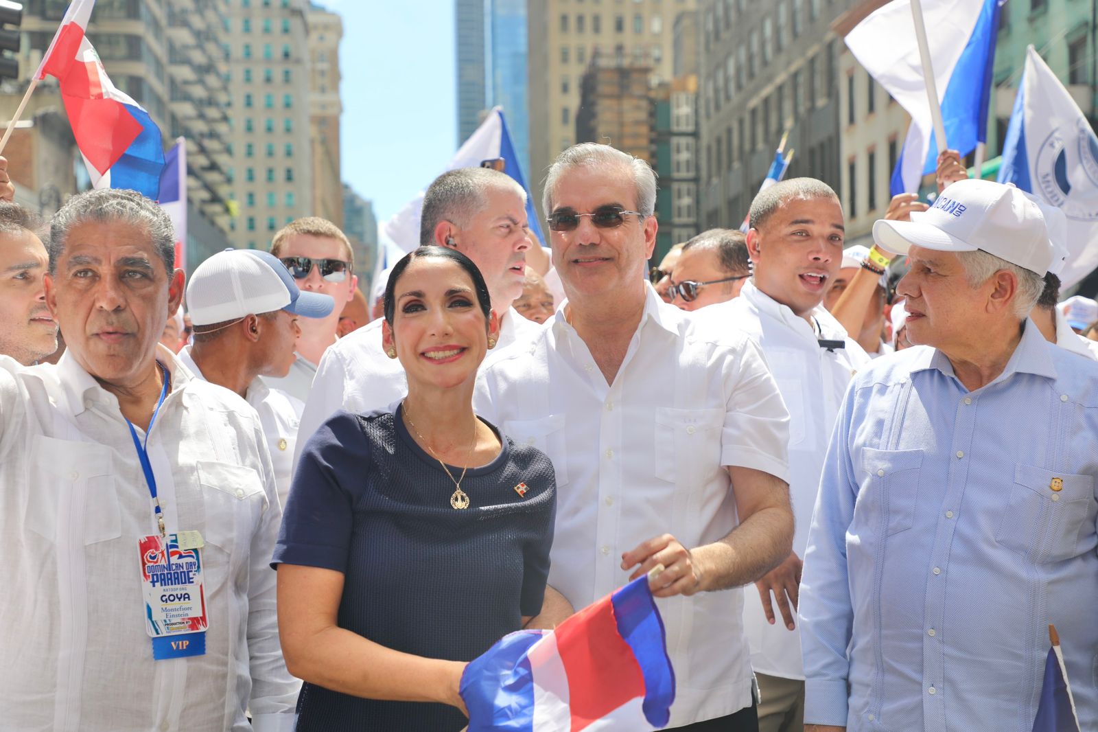 Presidente Abinader encabeza Desfile Dominicano de Manhattan; recorre la Sexta Avenida ovacionado por la multitud