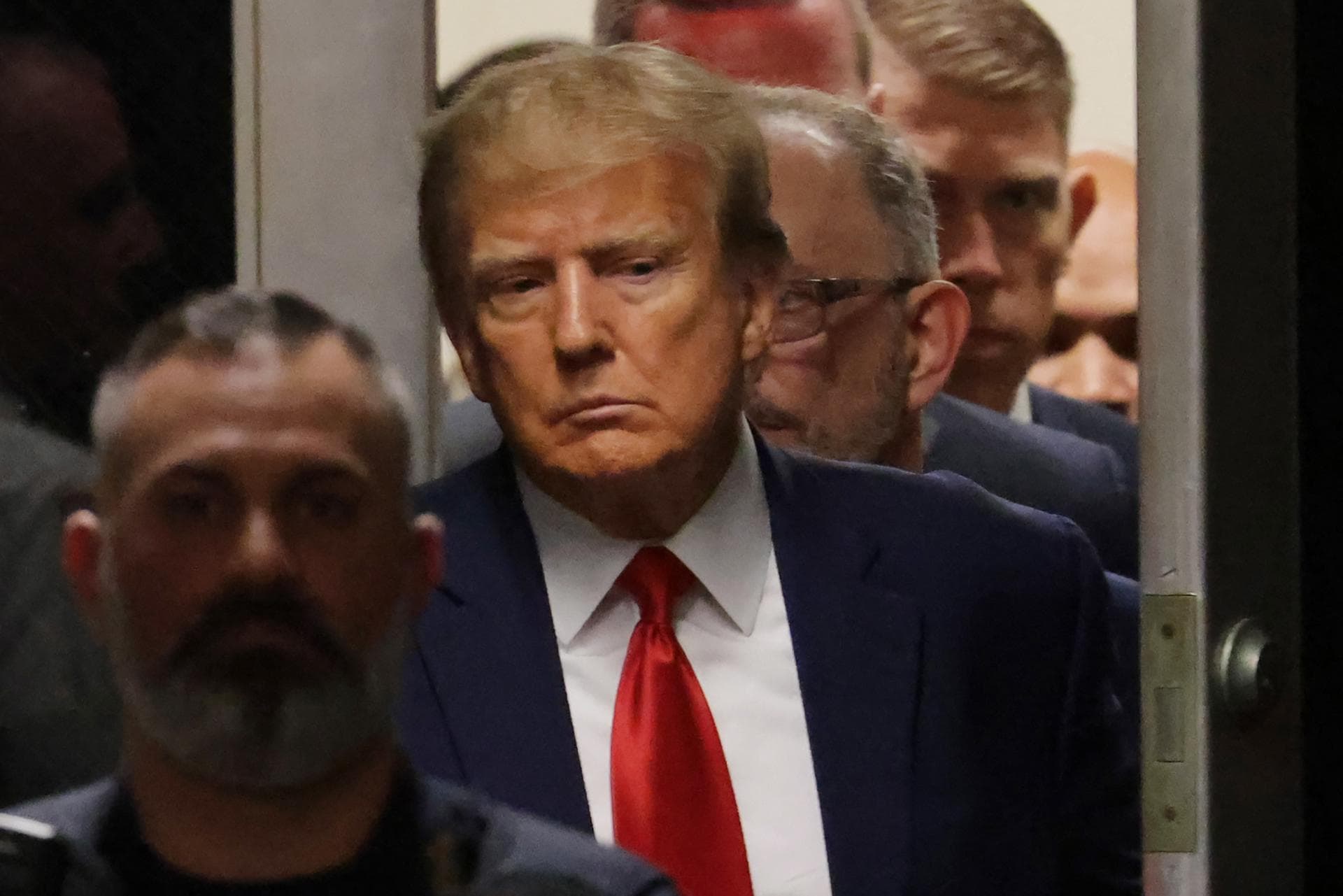 Donald Trump queda en libertad tras su arresto en la cárcel de Georgia; le tomaron la foto policial
