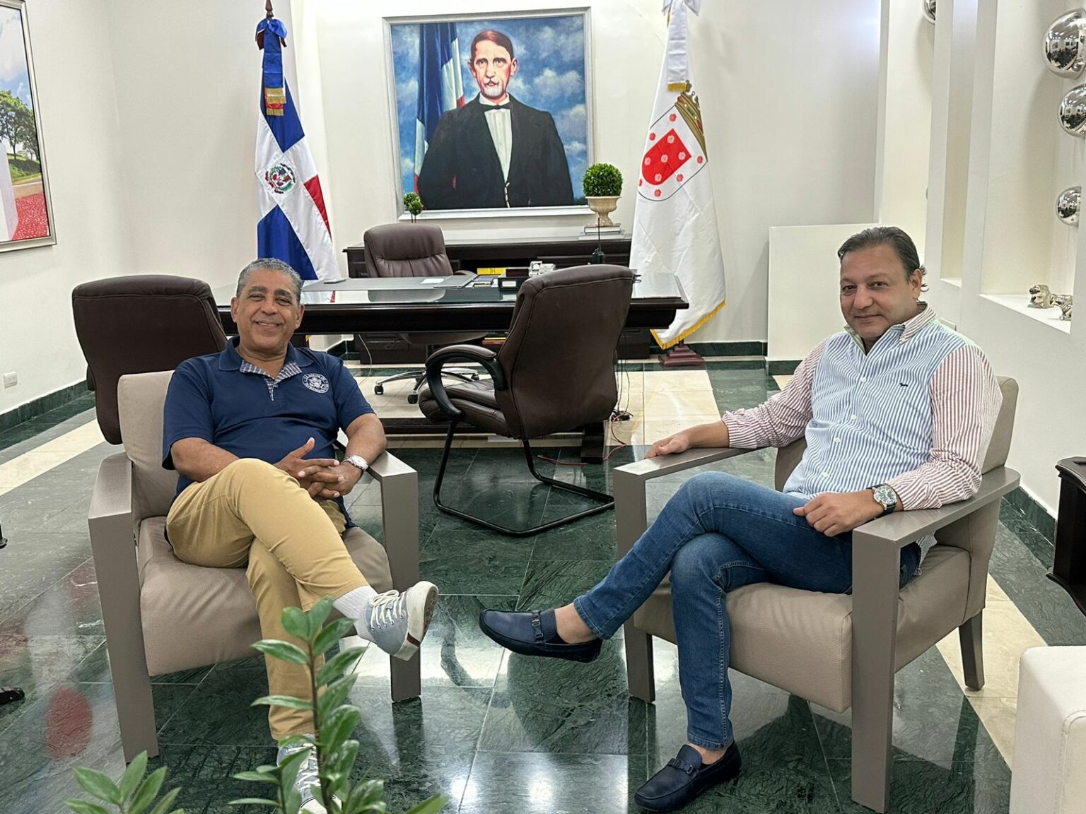 Alcalde Abel Martínez recibe visita del congresista Adriano Espaillat