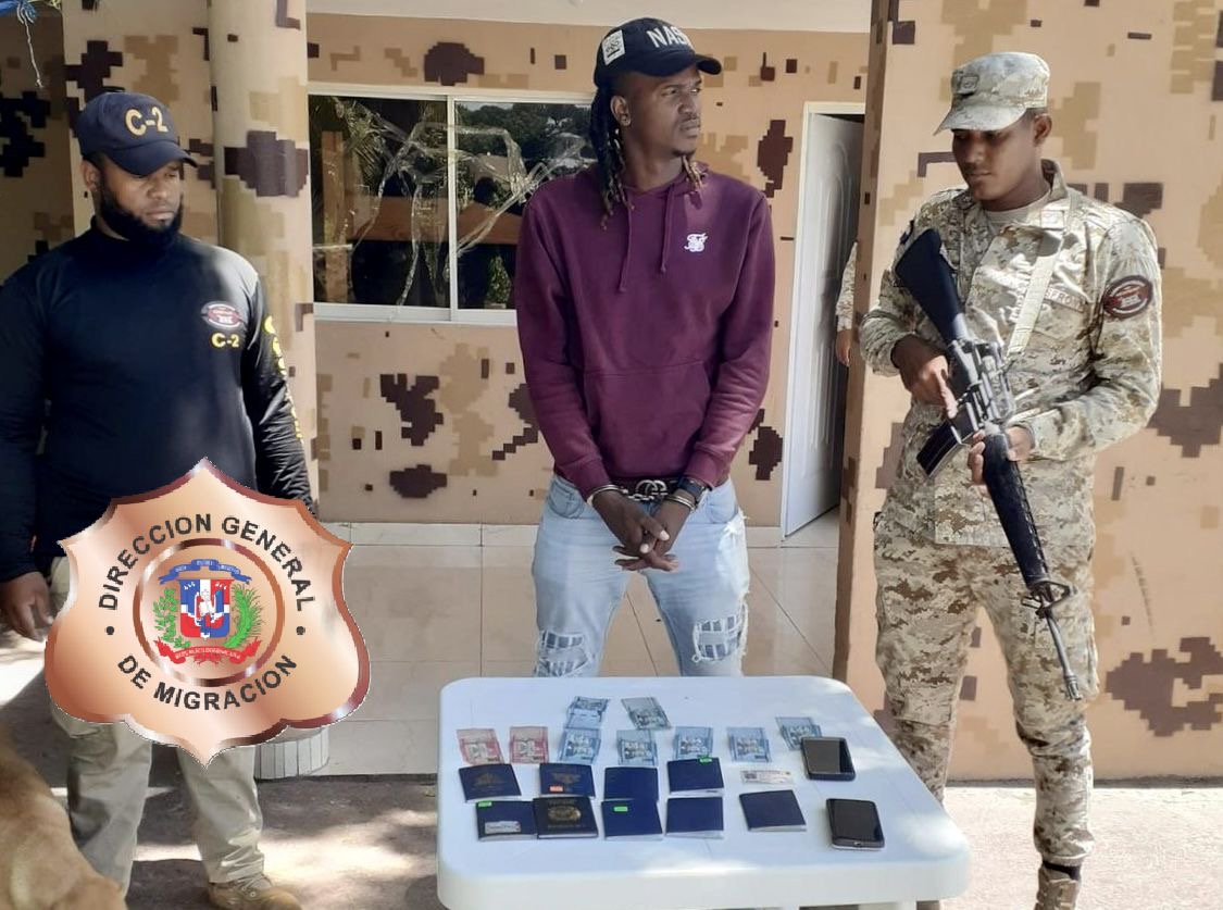Migración detiene y somete a la justicia a dominicano con nueve pasaportes haitianos en Elías Piña