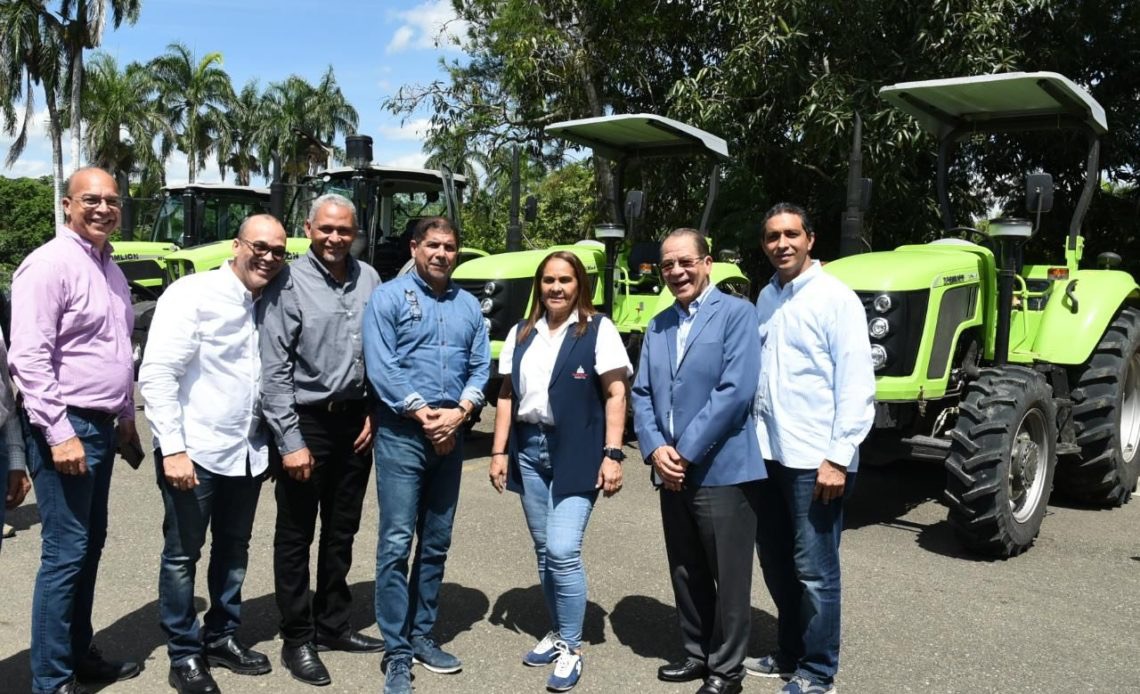 Agricultura entrega 20 kilómetros de caminos vecinales, 7 tractores y material de siembra en SFM