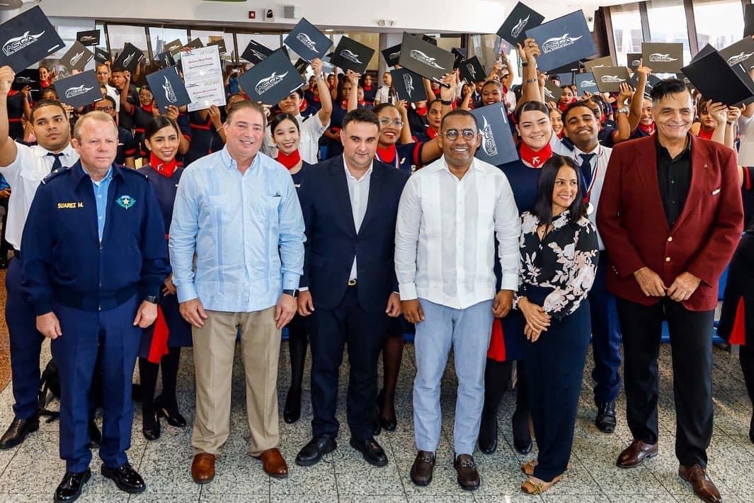 Academia gradúa en pleno vuelo 150 azafatas y agentes de aerolínea en el AILA
