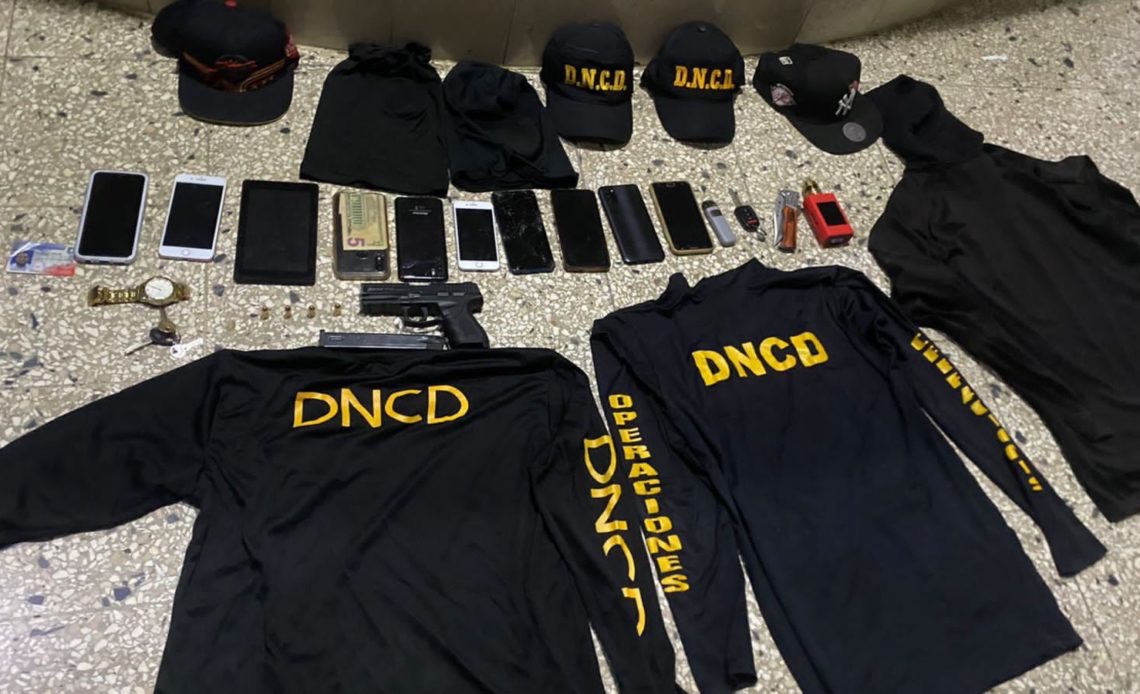 PN captura cuatro miembros de banda delictiva; ocupan armas, celulares y vestimenta de la DNCD
