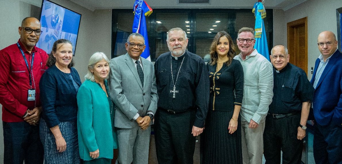 Director Migración recibe a Monseñor Thomas Wenkis Arzobispo de la Arquidiócesis de Miami y una comisión de expertos migratorios