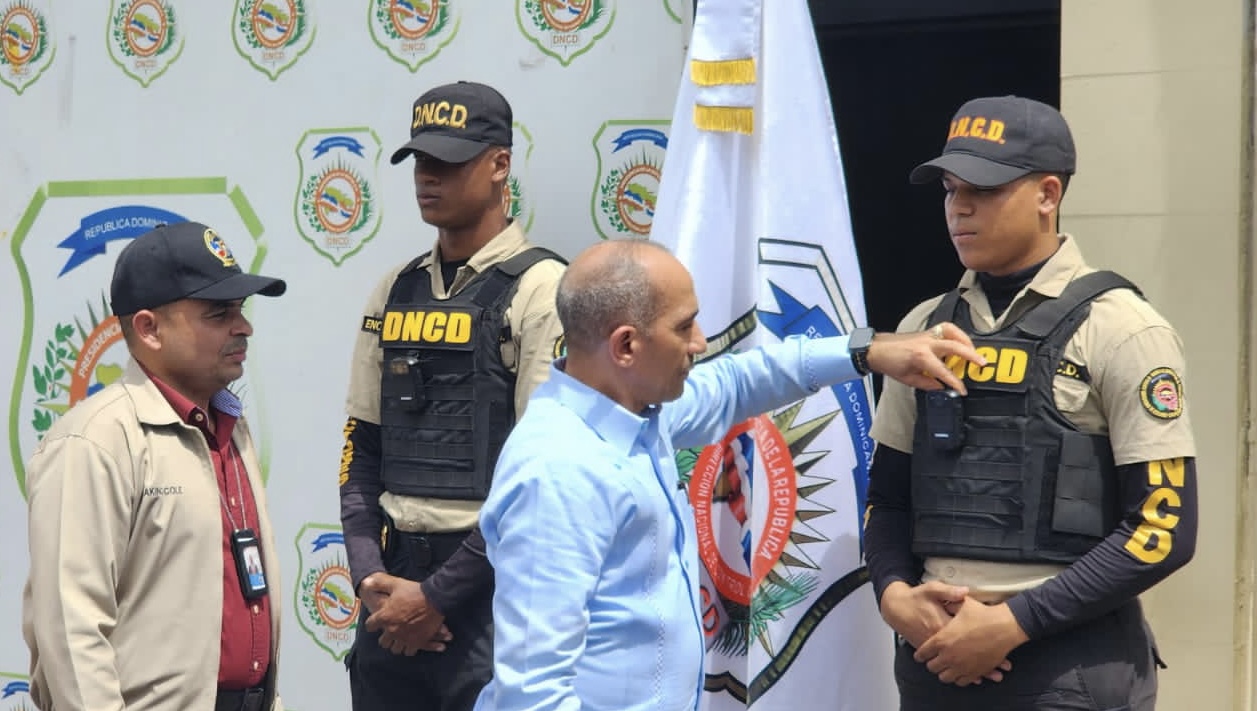 GOBIERNO AMPLÍA PROYECTO DE USO DE CÁMARAS CORPORALES EN LA DNCD