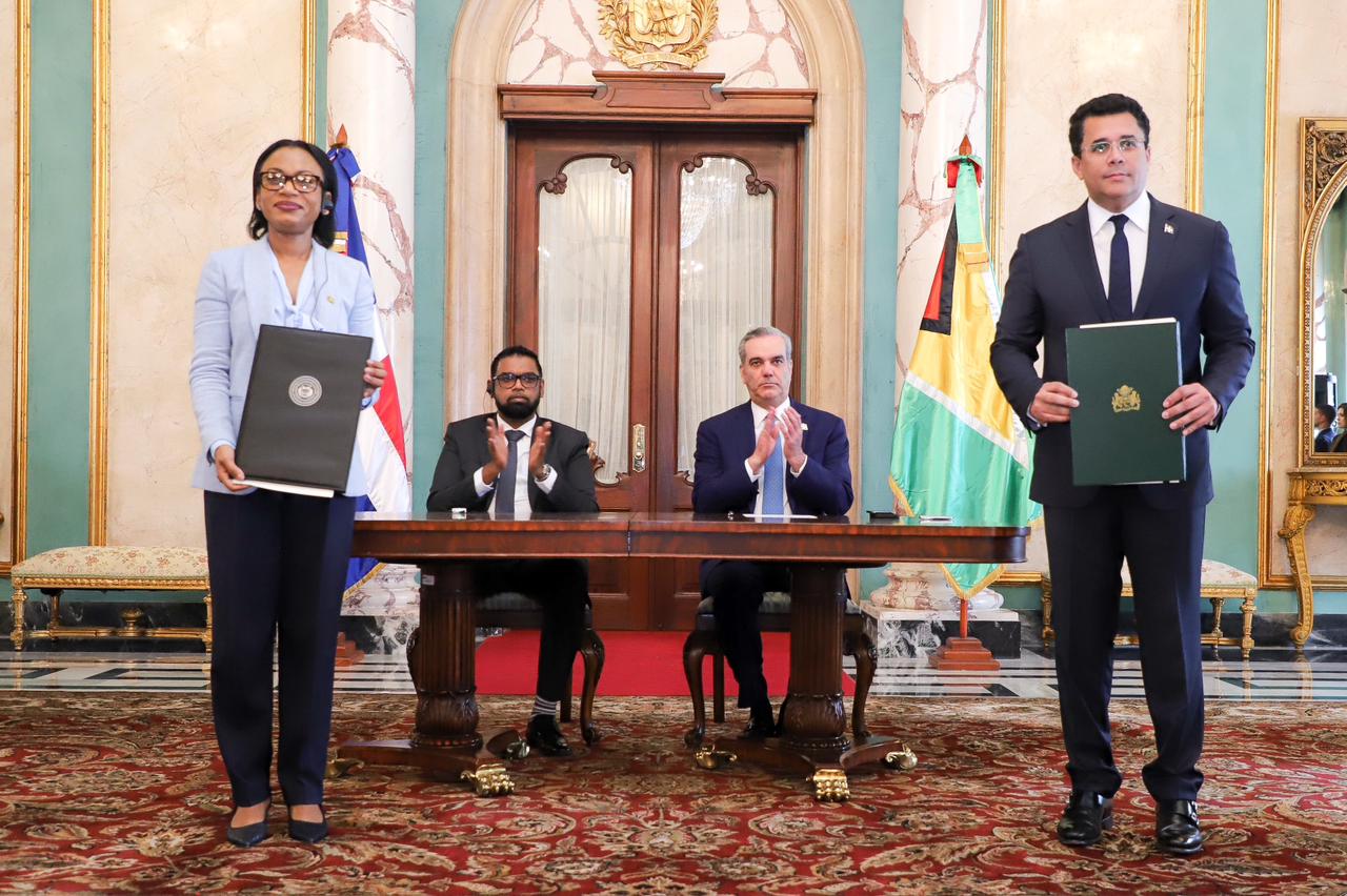 Gobierno dominicano firma con Guyana acuerdos para construir una refinería, explotar un bloque de petróleo, establecer una planta petroquímica y producir conjuntamente productos agrícolas