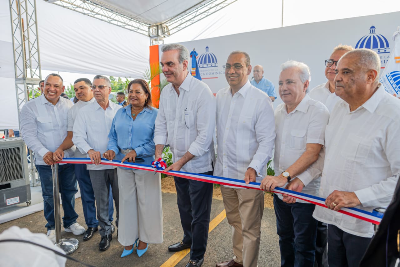 Gobierno entrega en San Luis calles pavimentadas, y aceras y contenes construidas con una inversión de RD$260 millones