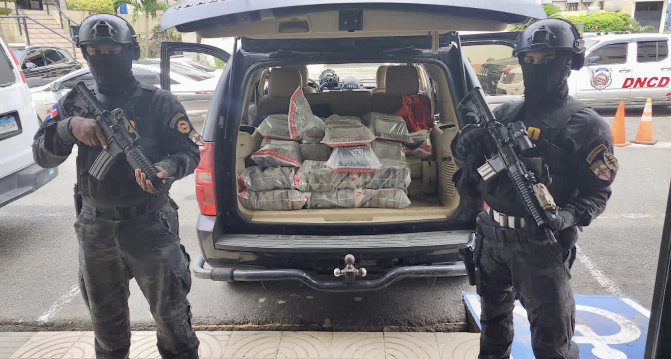 INCAUTAN 128 PAQUETES PRESUMIBLEMENTE COCAÍNA EN COSTAS DE BARAHONA; PERSIGUEN VARIOS HOMBRES