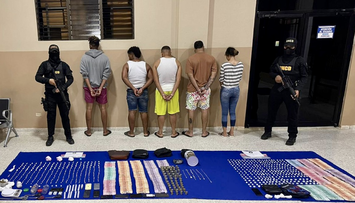DESMANTELAN RED MICROTRÁFICO EN EL MUNICIPIO DE NAGUA; APRESAN CINCO Y BUSCAN A ALIAS LA DIVA
