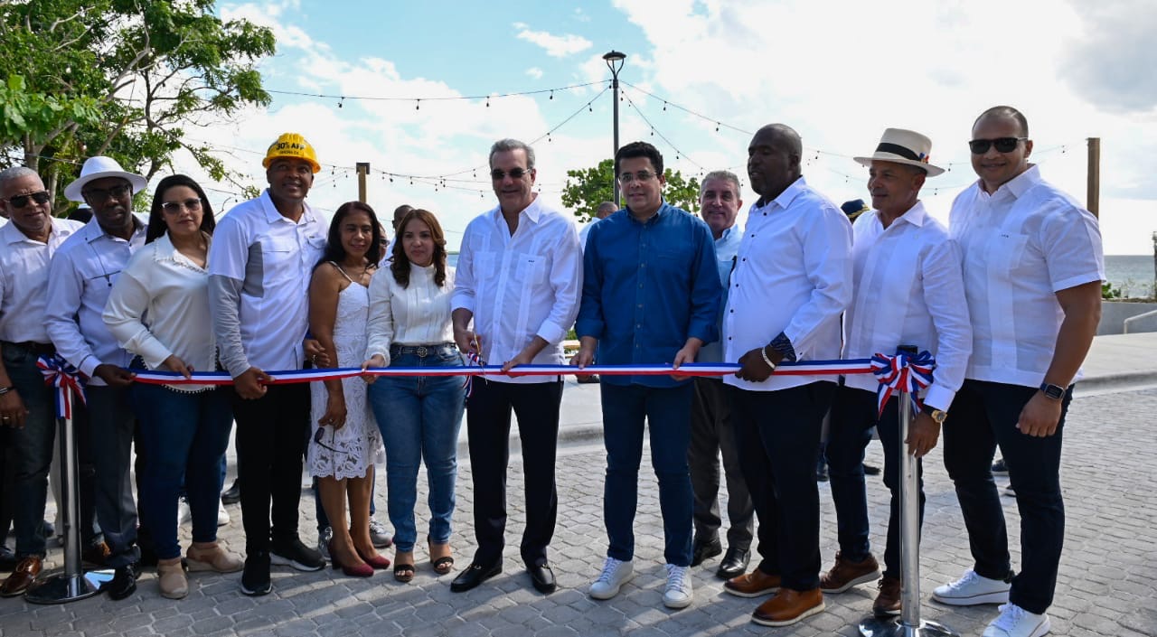 Presidente Abinader y ministro Turismo inauguran nuevo malecón en La Romana
