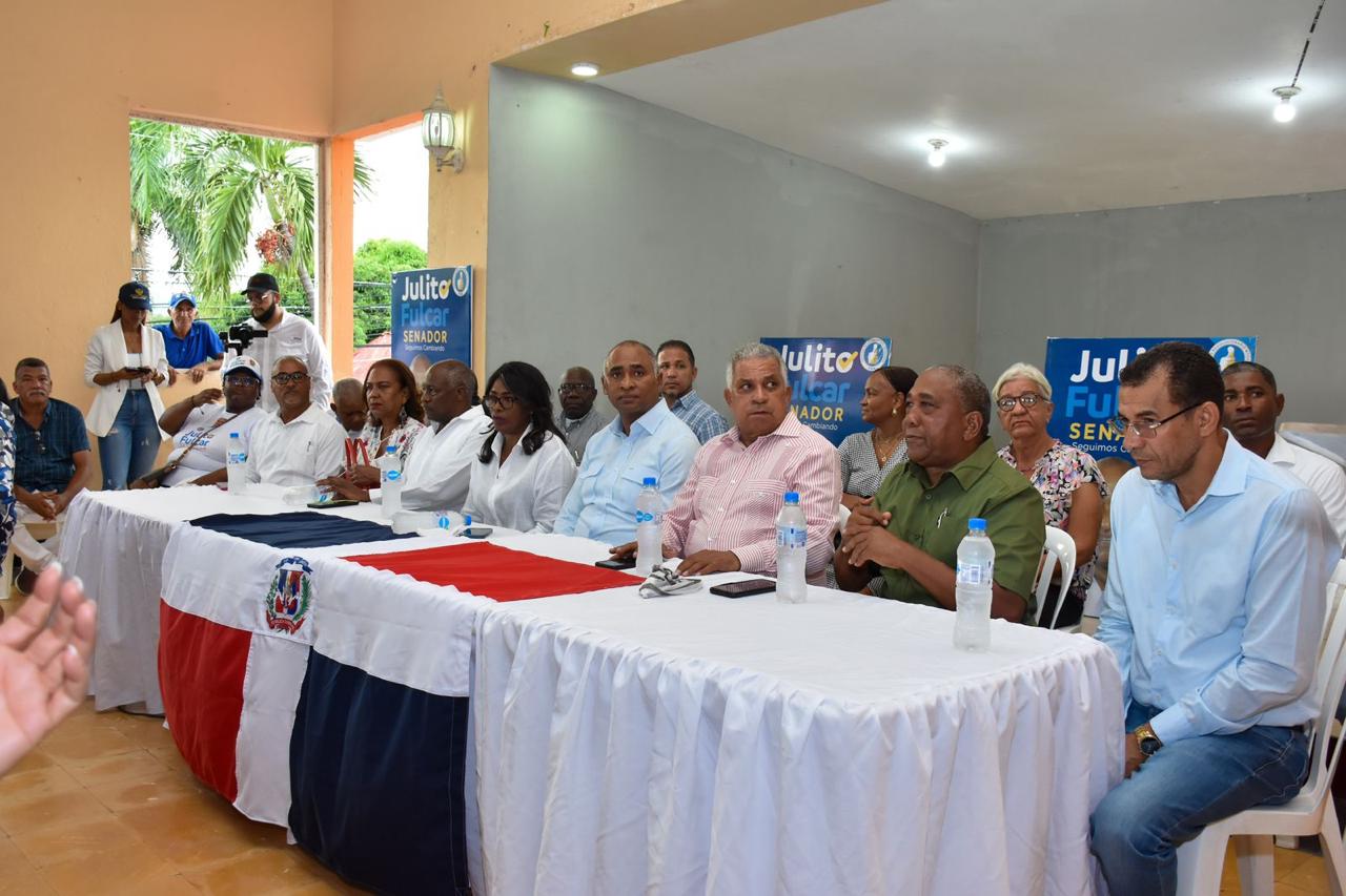 Docentes de la provincia Peravia expresan apoyo a Julito Fulcar para la senaduria por el PRM