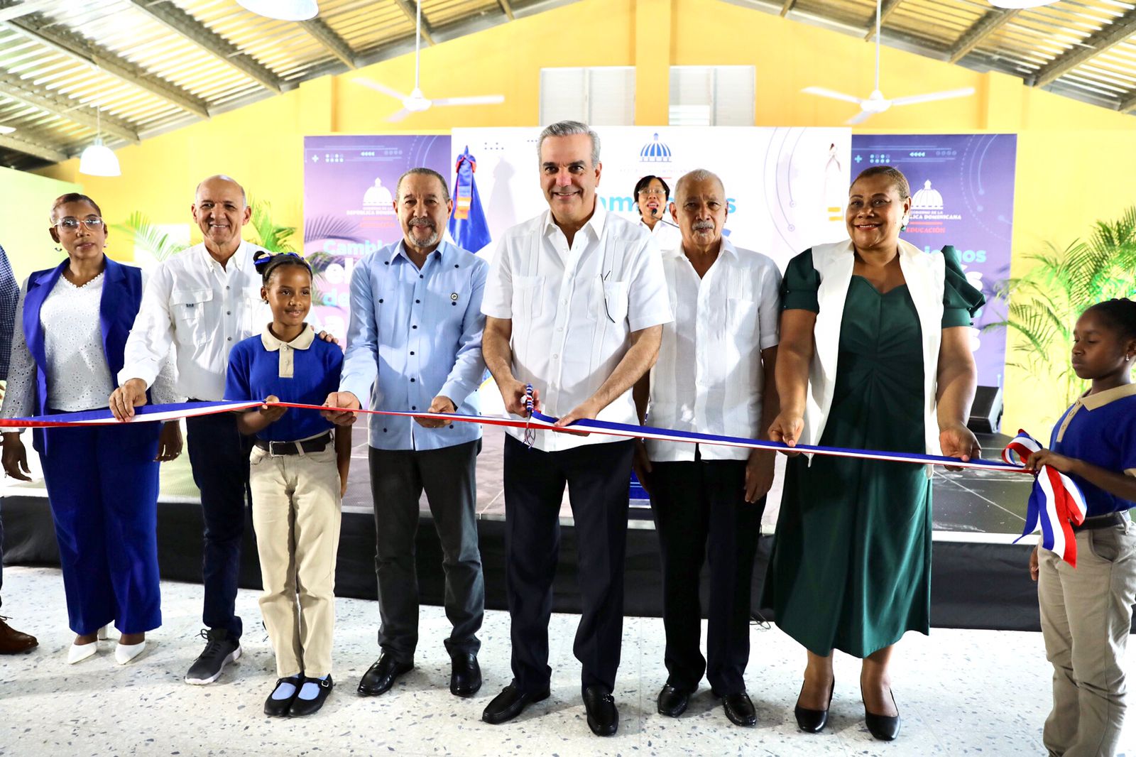 Presidente Abinader inaugura escuela básica en Sabana Perdida que beneficiará a 800 alumnos
