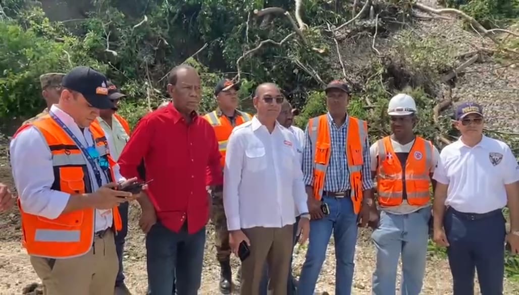 Ministro Deligne Ascención acude a observar niveles de los derrumbes y a dirigir las labores de rehabilitación del tránsito por la carretera Barahona/Enriquillo