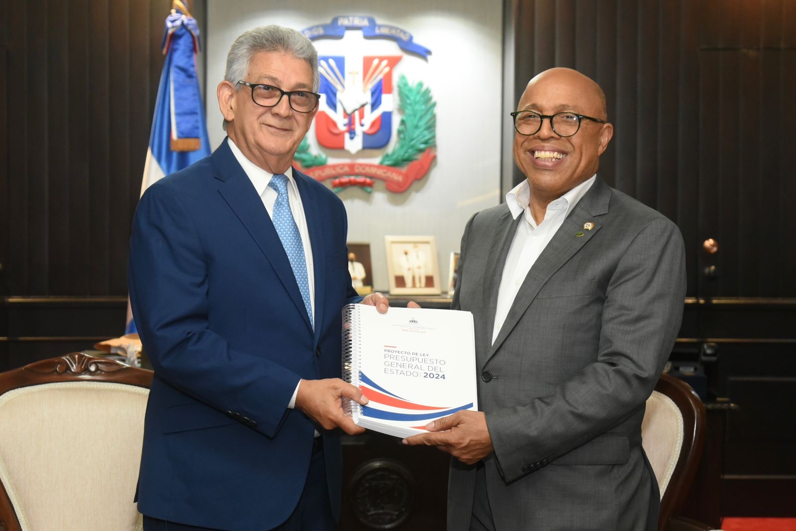 Alfredo Pacheco recibe proyecto de ley de Presupuesto General del Estado 2024