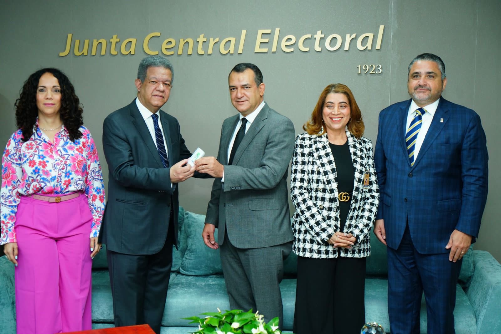 Leonel entrega a la JCE padrón de la FP auditado con más de 2 millones de personas inscritas